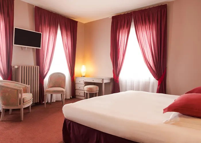 Grand Hotel De Courtoisville - Piscine & Spa, The Originals Relais