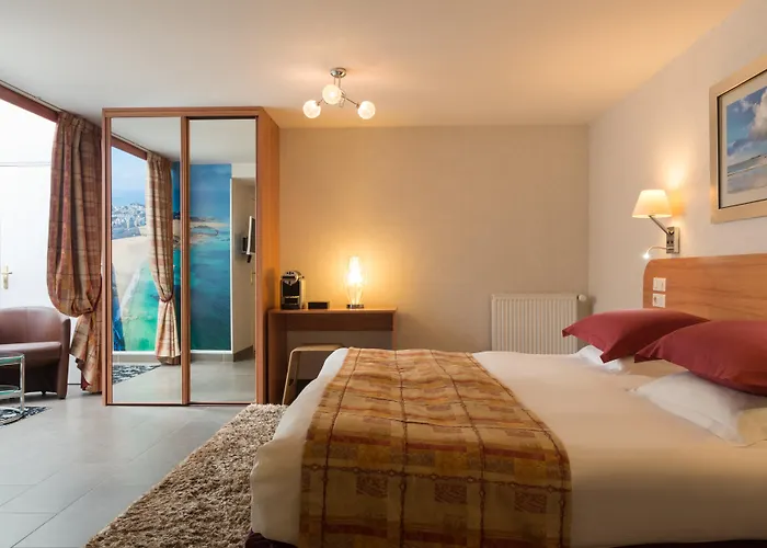 Grand Hotel De Courtoisville - Piscine & Spa, The Originals Relais