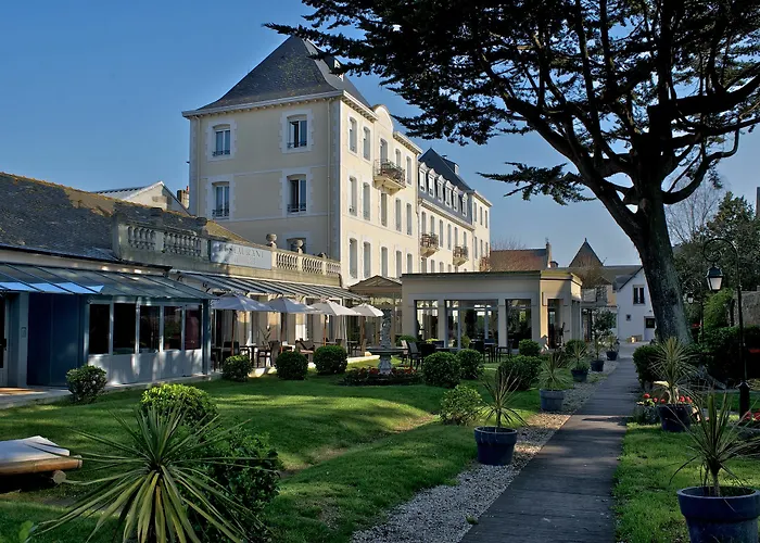 Grand Hotel De Courtoisville - Piscine & Spa, The Originals Relais