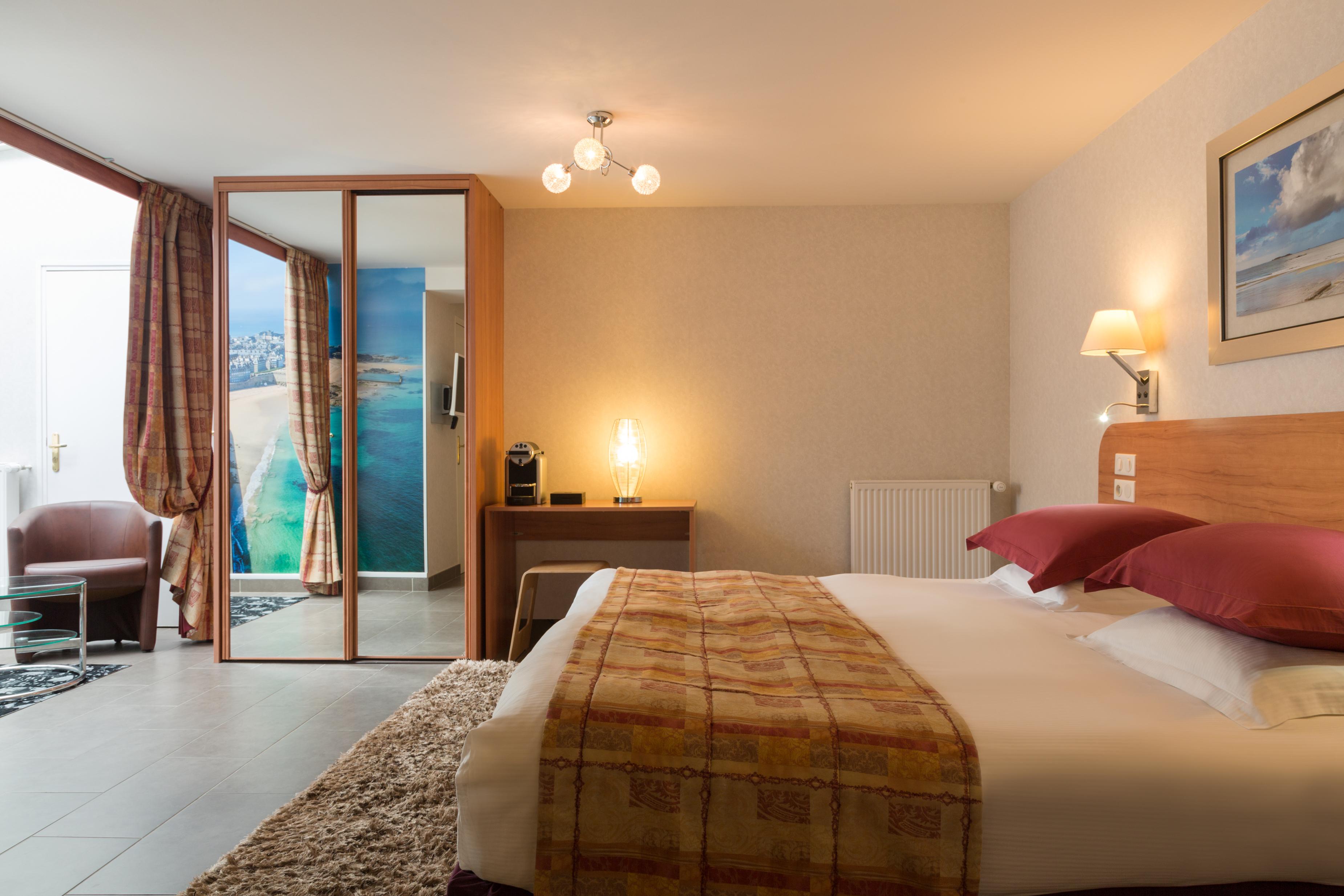 Grand De Courtoisville - Piscine & Spa, The Originals Relais