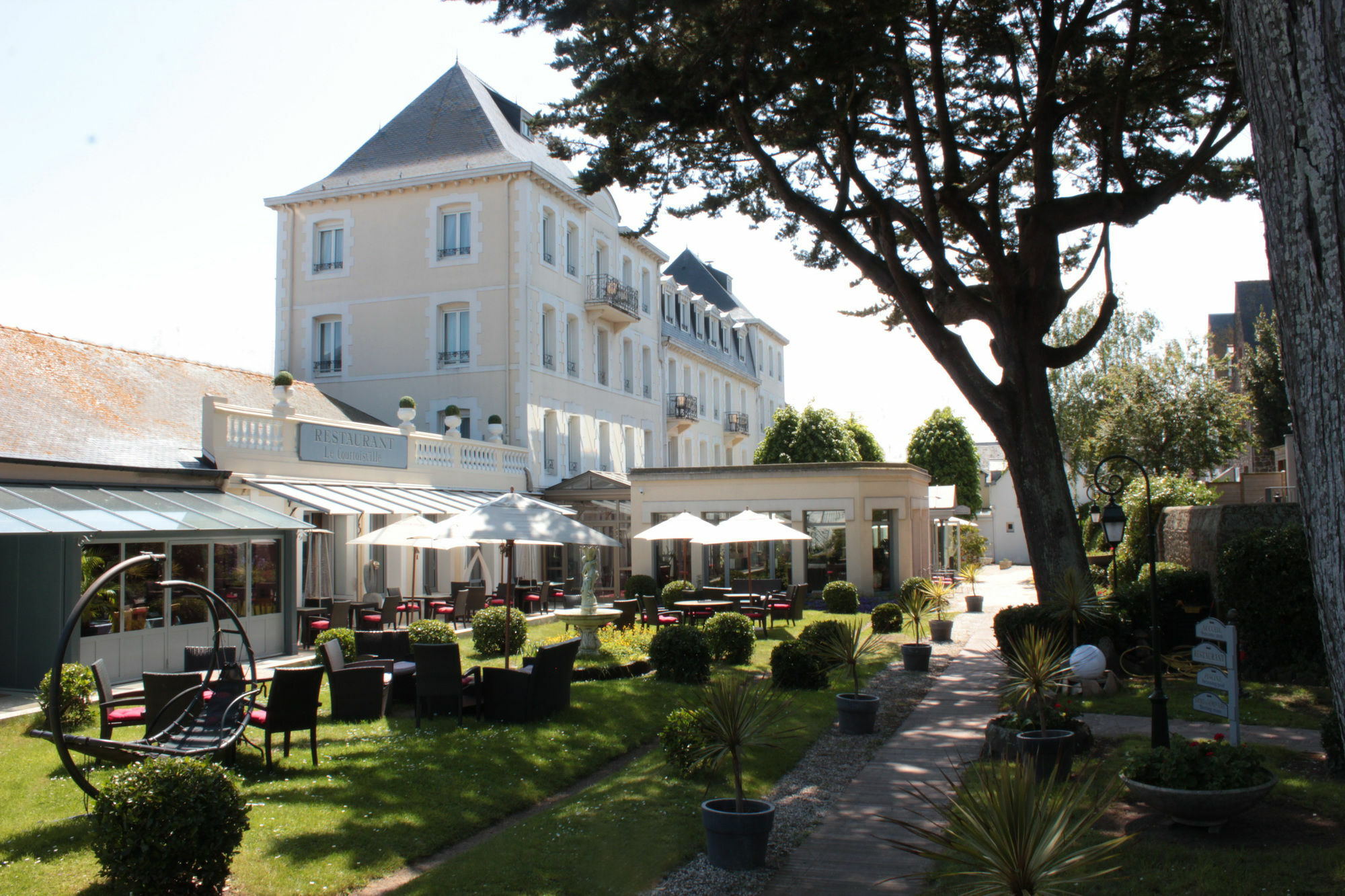 Hotel Grand De Courtoisville - Piscine & Spa, The Originals Relais 4*