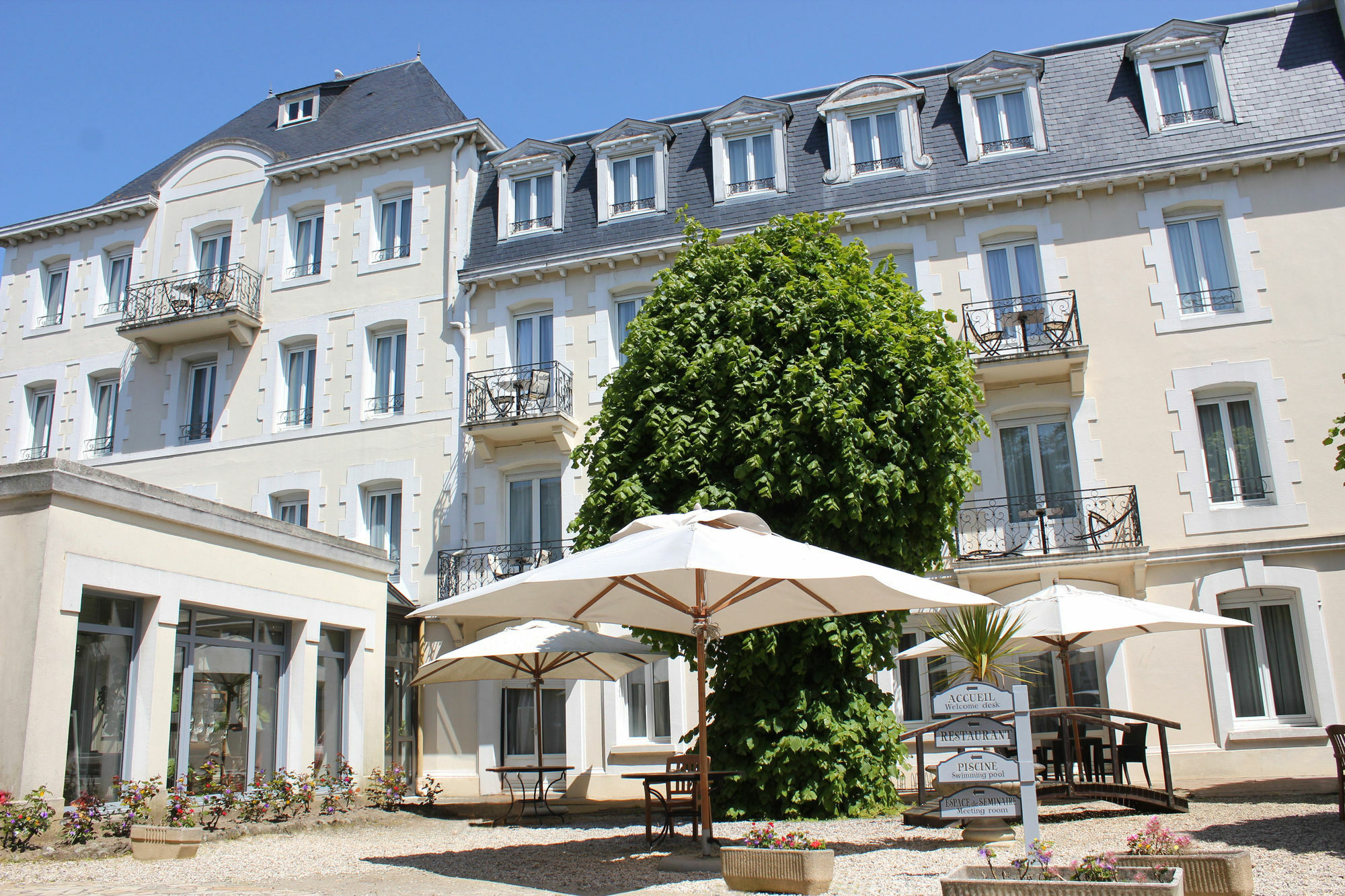 Grand De Courtoisville - Piscine & Spa, The Originals Relais Hotel 4*