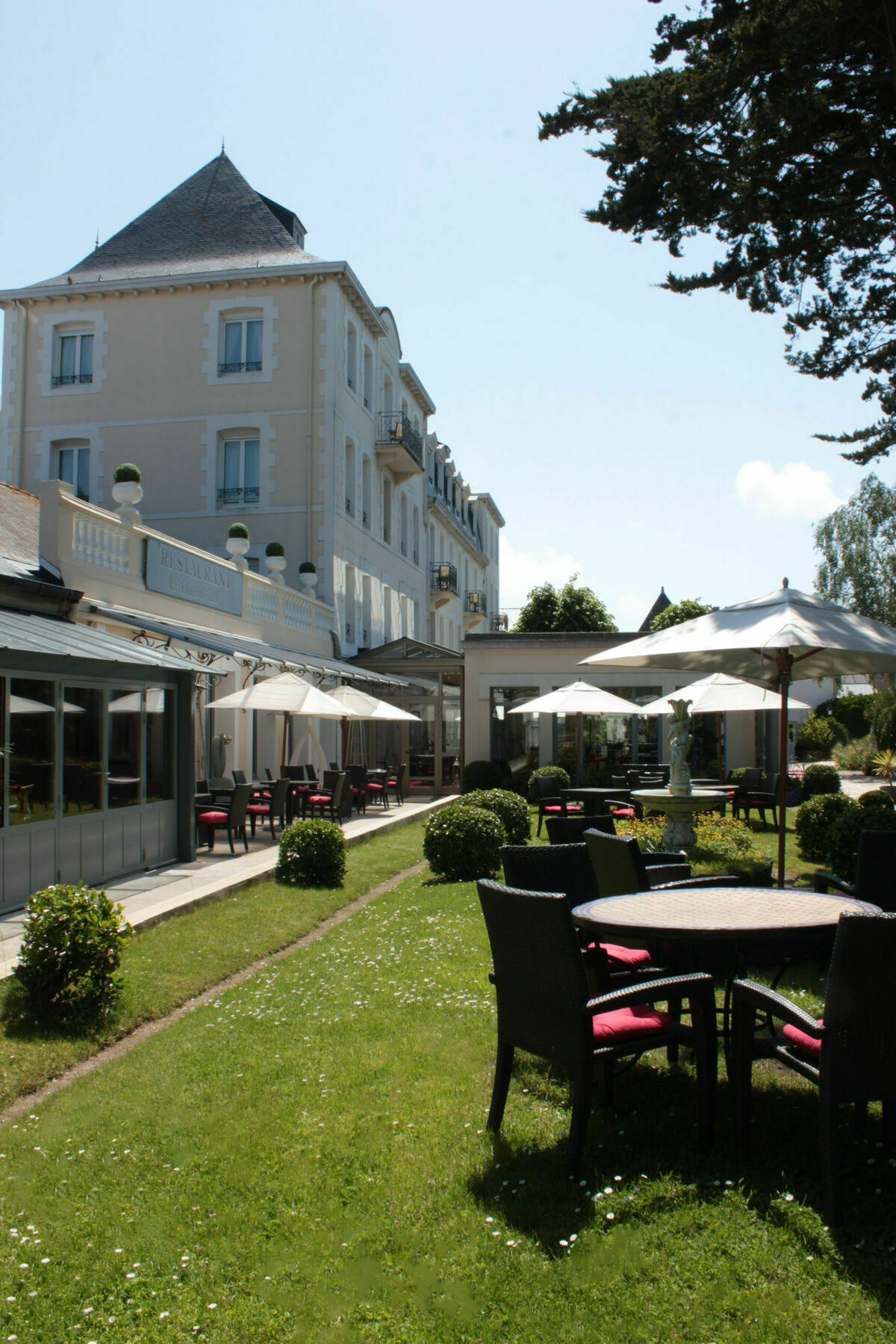 Grand De Courtoisville - Piscine & Spa, The Originals Relais