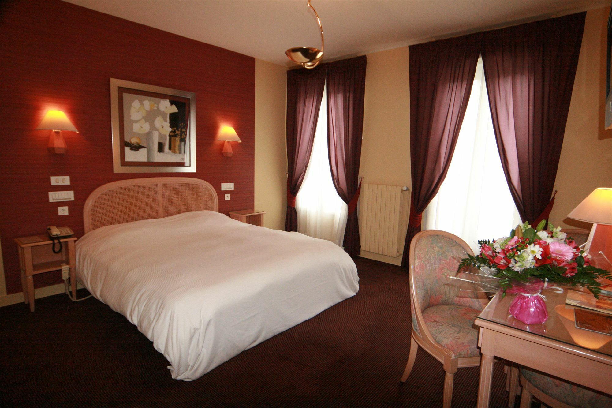 Grand De Courtoisville - Piscine & Spa, The Originals Relais Hotel